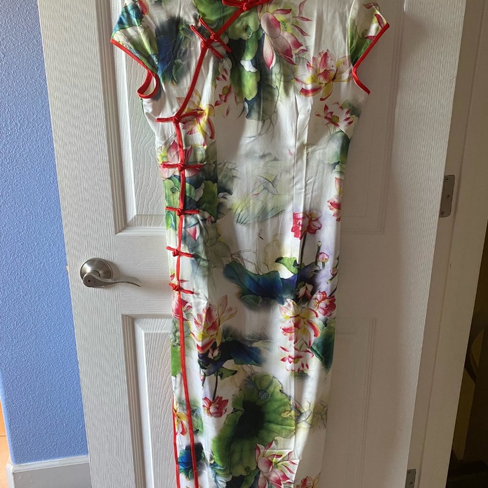 Chinese Qipao Cheongsam with lotus flower pattern